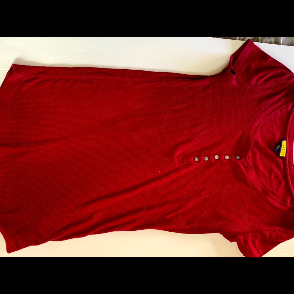 Red V-Neck Button Ribbed Tee - Picture 2 of 4